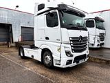 deux camions blancs garés l'un à côté de l'autre sur un parking