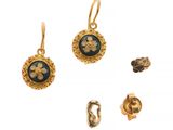 gros plan d'une paire de boucles d'oreilles sur fond blanc