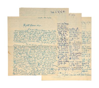 une feuille de papier avec des notes manuscrites et une feuille de papier avec du texte imprimé