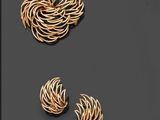 trois paires de boucles d'oreilles plaquées or et une paire de boucles d'oreilles