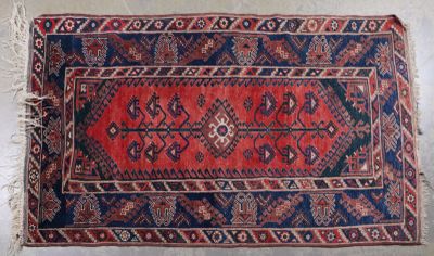 TURQUIE. Tapis en laine sur fond bleu
