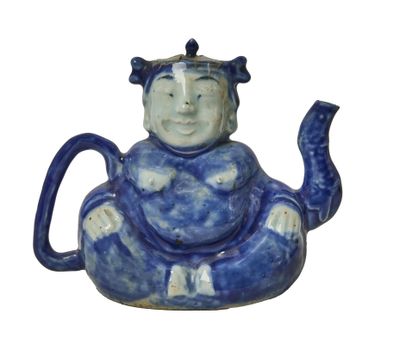 une théière bleue et blanche ornée d'un Bouddha souriant