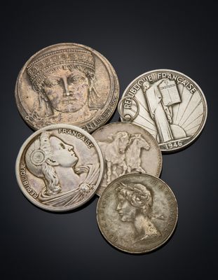 a close up of a bunch of coins sitting on top of a table