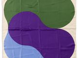 une peinture abstraite aux tons violets et verts sur fond blanc