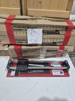 le marteau est posé sur une pile de cartons