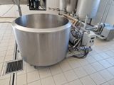 une grande casserole en métal posée par terre dans une cuisine