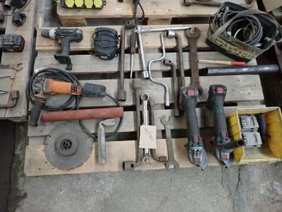 a lot of tools that are sitting on a pallet