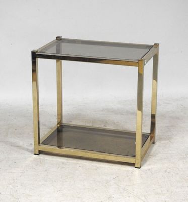 une table d'appoint en laiton et en verre, dotée d'une étagère en verre
