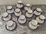 beaucoup de tasses et de soucoupes sur la table