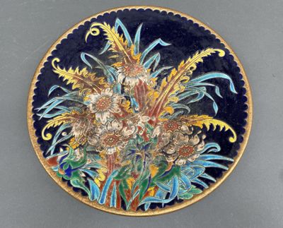 une assiette décorative sur laquelle figure un bouquet de fleurs