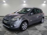 une Ford Fiesta grise garée sur un sol en carrelage à damier dans un garage
