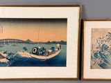 deux reproductions encadrées représentant des bateaux sur un plan d'eau, avec un pont en arrière-plan