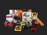 beaucoup de petites voitures et d'autres jouets sur la table