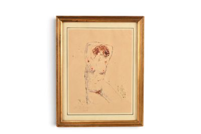 tableau représentant une femme, dans un cadre doré, accroché à un mur blanc