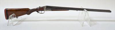 un vieux fusil avec un canon en bois et un socle en acrylique transparent