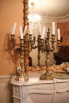 un candélabre en or et un miroir dans une pièce