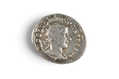 gros plan d'une pièce de monnaie sur une surface blanche avec un fond blanc