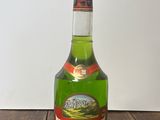 une bouteille de tequila posée sur une table en bois