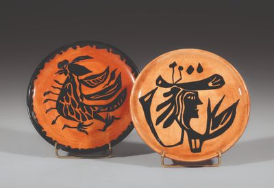 deux assiettes décoratives ornées de motifs, posées sur une table