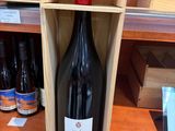 une bouteille de vin dans un coffret en bois sur une table