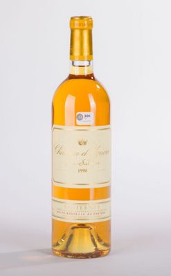 la bouteille de vin est posée sur la table, prête à être remplie