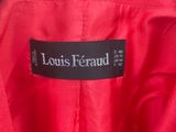un gros plan d'une veste rouge portant une étiquette noire