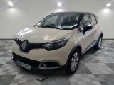 la voiture blanche est garée sur un sol en damier dans le garage