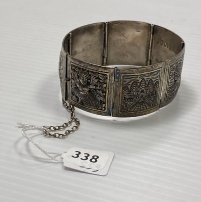 un gros plan d'un bracelet en argent muni d'une étiquette