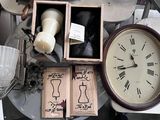 une table sur laquelle se trouvent une horloge, une bougie et d'autres objets