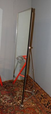 un miroir dans un coin d'une pièce où se trouve une échelle