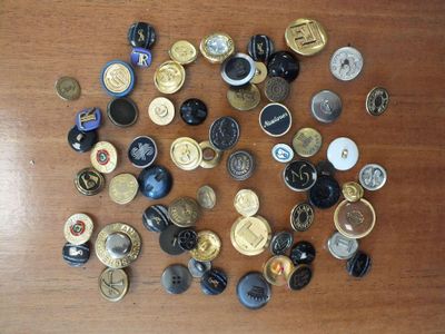 un grand nombre de boutons sur une table