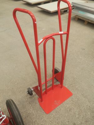 un diable rouge posé par terre