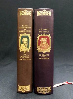 Les deux livres sont posés côte à côte sur une surface noire.