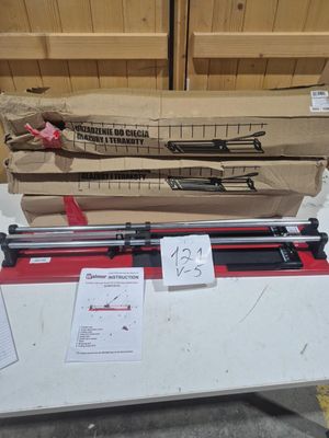 une machine posée sur une table devant une boîte