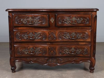 Commode dite provençale en bois teinté, mouluré et sculpté à…