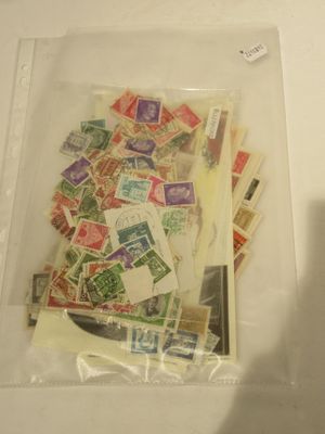 un sac rempli de timbres posé sur une table