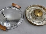 une assiette en argent avec un manche en bois et une assiette en argent contenant une cuillère