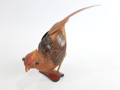 un oiseau perché sur un socle en bois