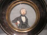 une photo d'un homme en costume assis sur une chaise