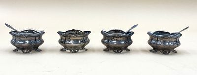trois petits vases en argent contenant des cuillères