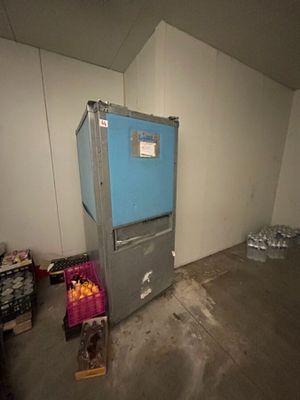 un réfrigérateur dans un coin d'une pièce, avec une porte bleue