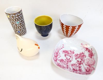 quatre bols et tasses différents posés sur une surface blanche