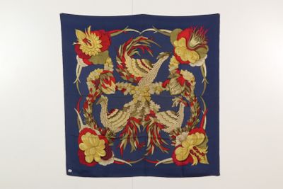 une image représentant une tenture murale ornée d'un oiseau et de fleurs
