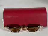une paire de lunettes de soleil posée sur un étui rouge
