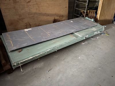 deux morceaux de métal posés sur une table