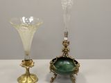 trois vases en verre posés les uns à côté des autres sur une table