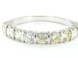 gros plan d'une bague en diamant sur fond blanc