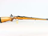 un fusil sur fond blanc avec un fond blanc