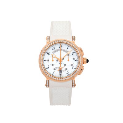 un gros plan d'une montre-bracelet avec un bracelet blanc