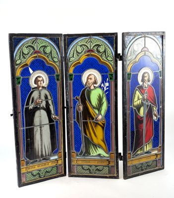 trois vitraux représentant Jésus et Marie tenant une croix